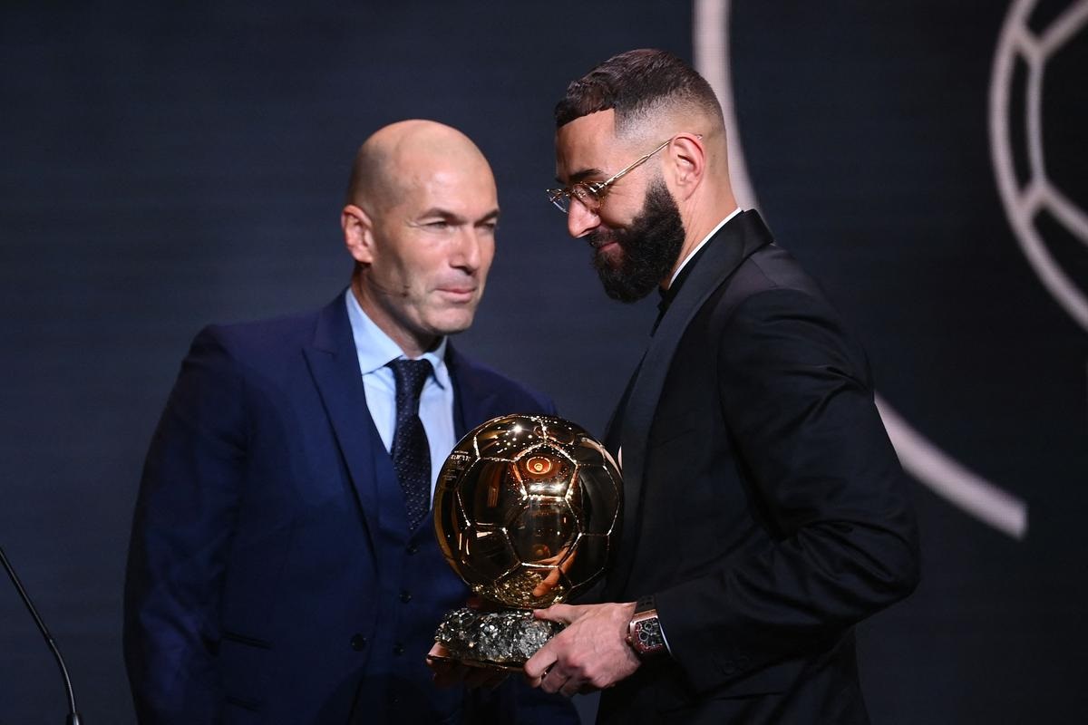 Karim Benzema a reçu le Ballon d'or au théâtre du Châtelet, des mains