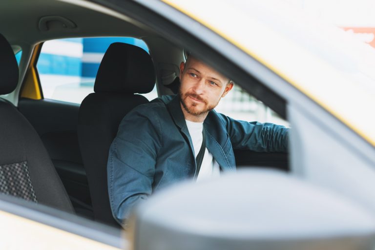 homme au volant